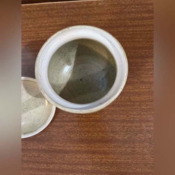 Handmade vintage - Ceramic Lidded Jar with Leaf Handle - Picture 4 of 7